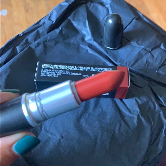 🆕 MAC Cosmetics Amplified Creme Lipstick in Dubonnet - Picture 2 of 4